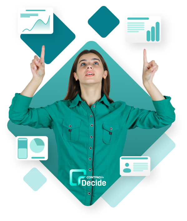 Mujer joven levantando las manos señalando con sus dedos más logotipo de Contpaqi Decide