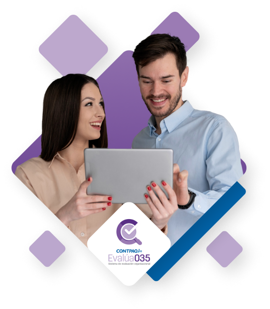 Dos ejecutivos sonrientes interactuando con iPad en manos con logotipo de Contpaqi Evalúa 035