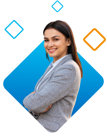 Mujer ejecutiva cruzada de brazos sonriente mirando al frente