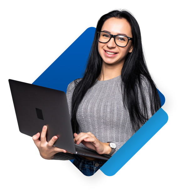 Joven ejecutiva sonriente sosteniendo laptop en manos