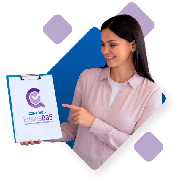 Mujer sonriente señalando pizarra con logotipo de Contpaqi Evalúa035