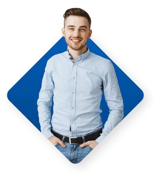 Joven ejecutivo sonriente mirando al frente