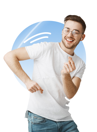 Chico feliz, sonriendo y bailando